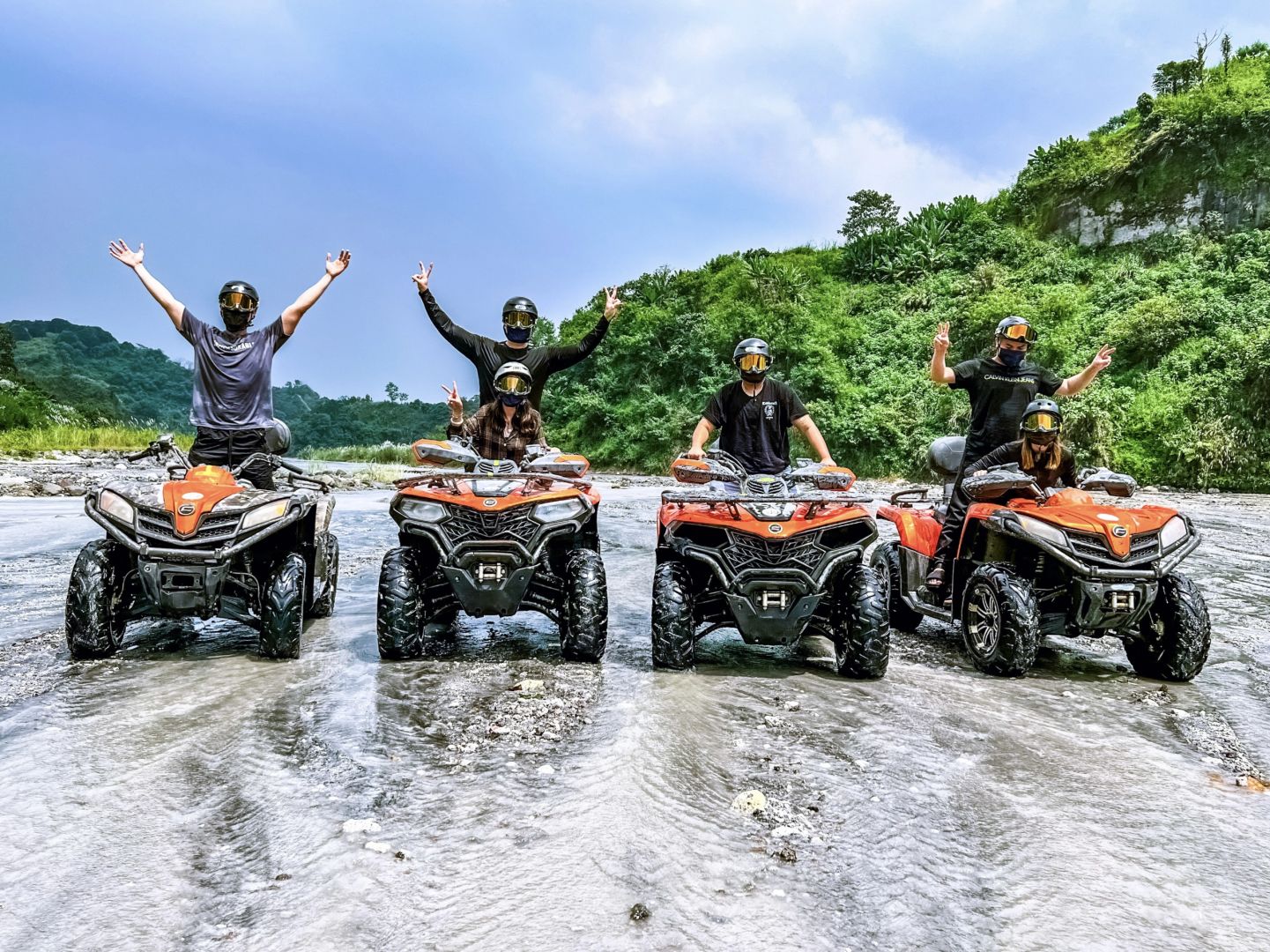 Clark/Angel City-Clark ATV off-road beach car, crossing small rivers and hills, is very exciting and fun