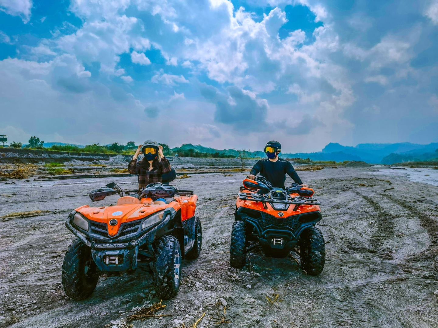 Clark/Angel City-Clark ATV off-road beach car, crossing small rivers and hills, is very exciting and fun