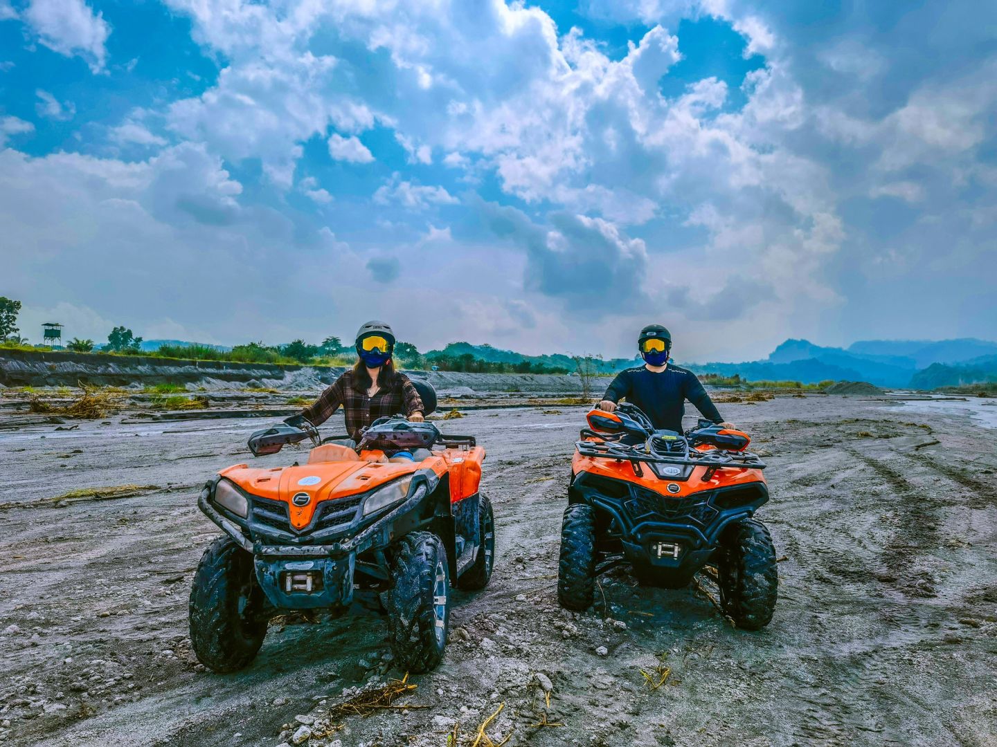 Clark/Angel City-Clark ATV off-road beach car, crossing small rivers and hills, is very exciting and fun