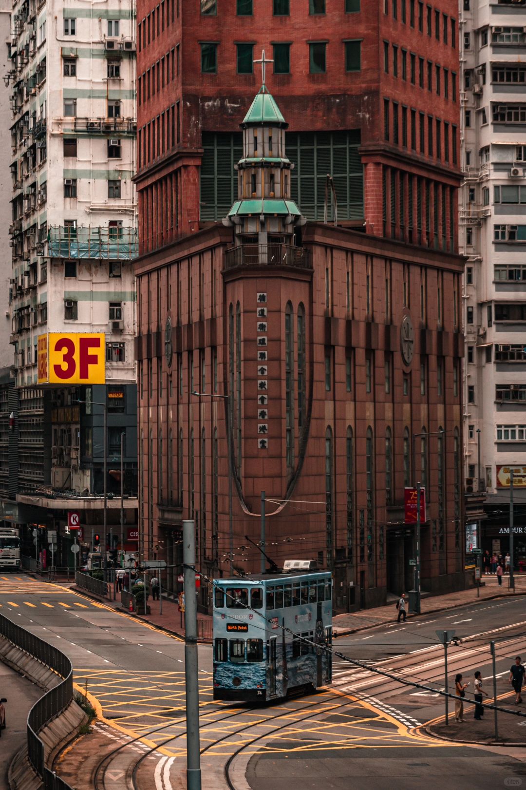 Hong kong-Share the 15 best views in Hong Kong. Braemar Hill and Ding Ding Station in the Dockyard