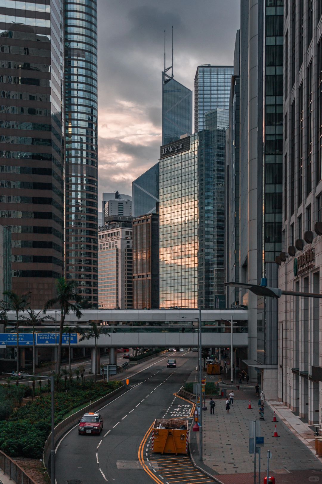 Hong kong-Share the 15 best views in Hong Kong. Braemar Hill and Ding Ding Station in the Dockyard