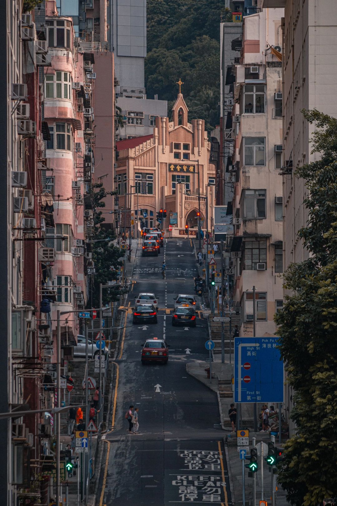 Hong kong-Share the 15 best views in Hong Kong. Braemar Hill and Ding Ding Station in the Dockyard