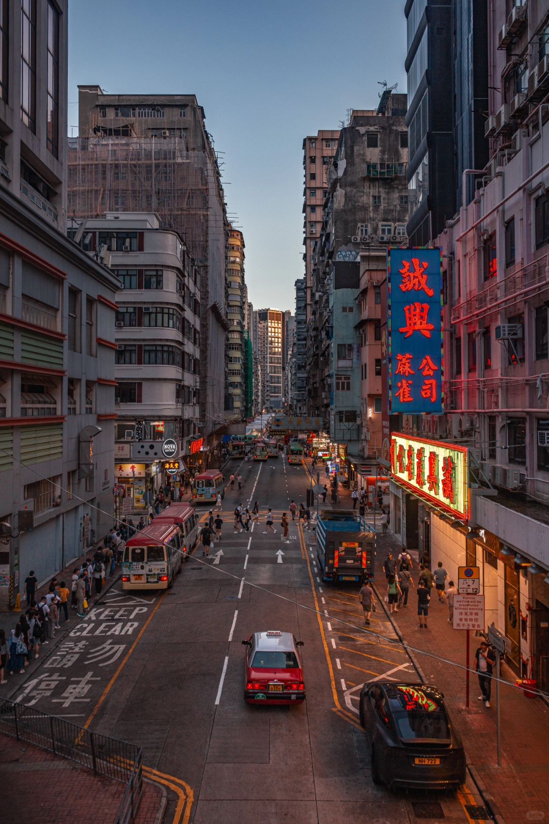 Hong kong-Share the 15 best views in Hong Kong. Braemar Hill and Ding Ding Station in the Dockyard