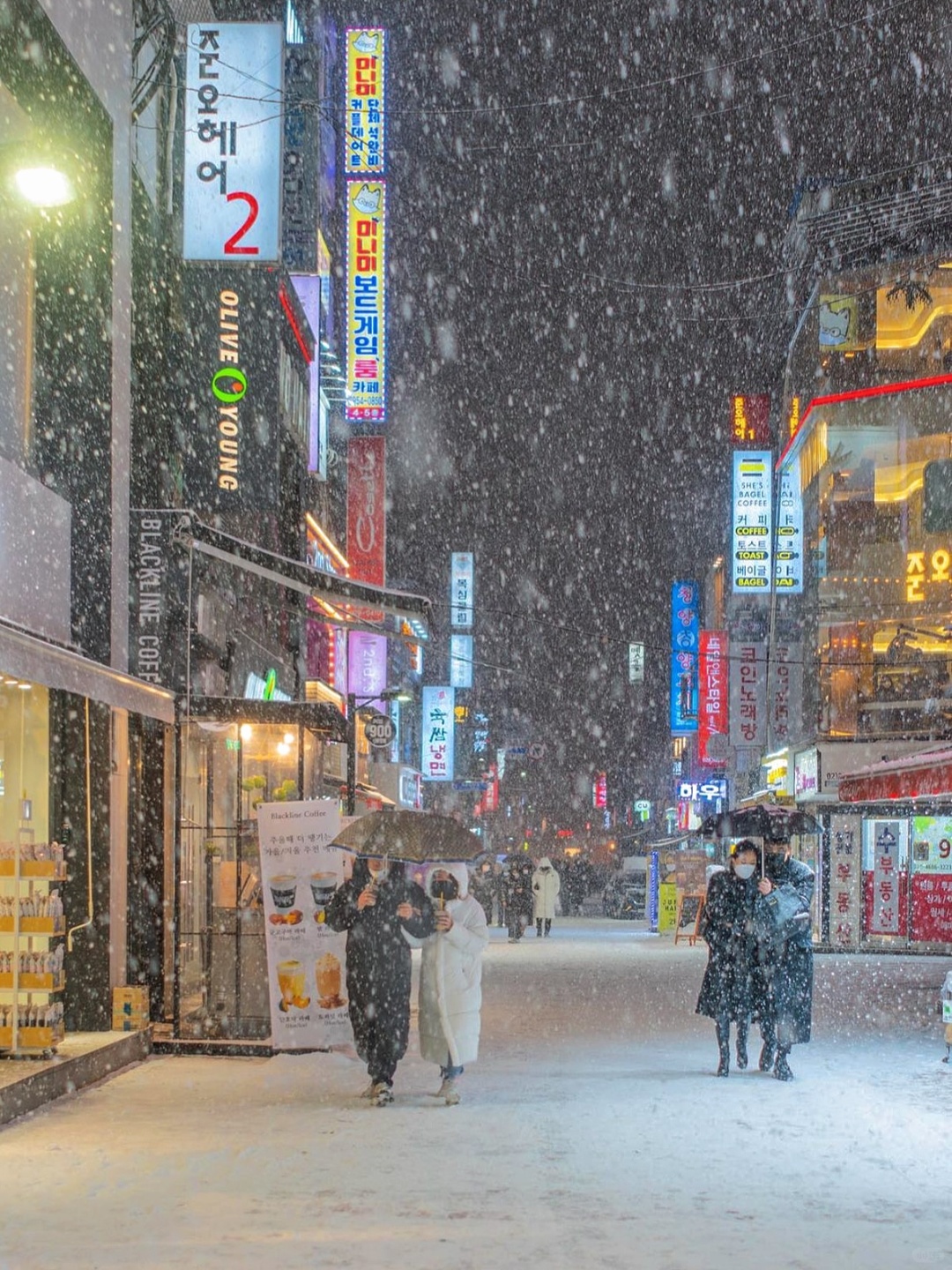 Seoul-It's snowing Seoul right now. Explore Bukchon Hanok Village just like in Korean dramas