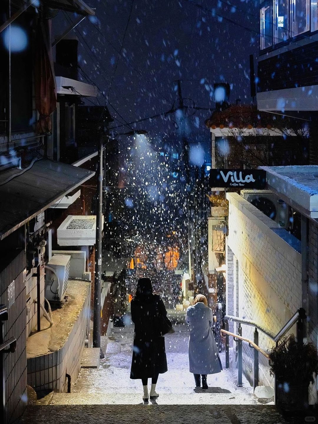 Seoul-It's snowing Seoul right now. Explore Bukchon Hanok Village just like in Korean dramas