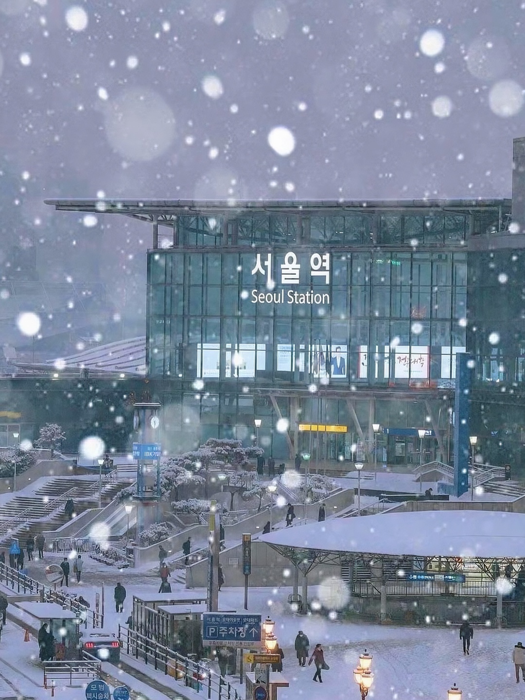 Seoul-It's snowing Seoul right now. Explore Bukchon Hanok Village just like in Korean dramas