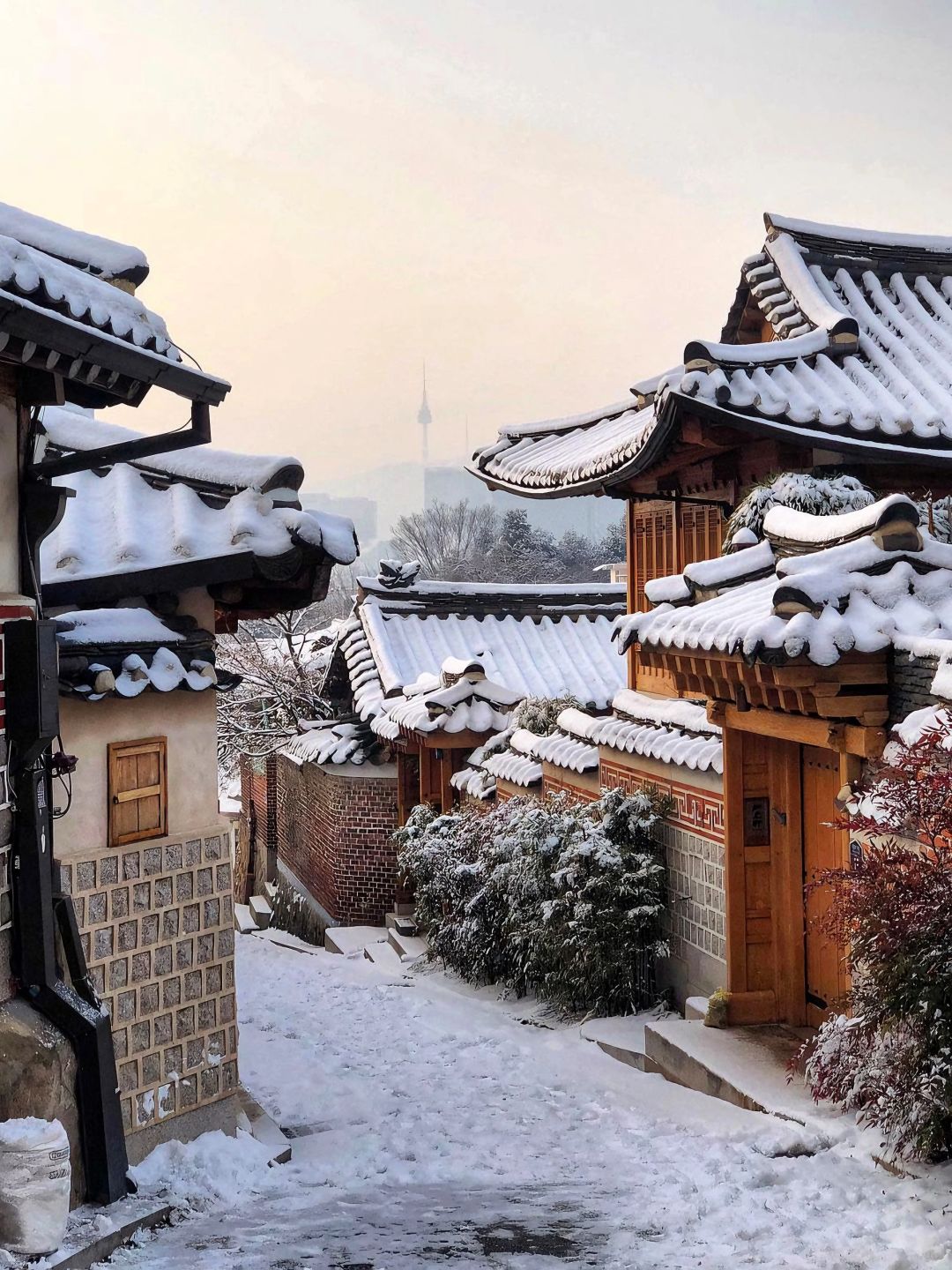 Seoul-It's snowing Seoul right now. Explore Bukchon Hanok Village just like in Korean dramas