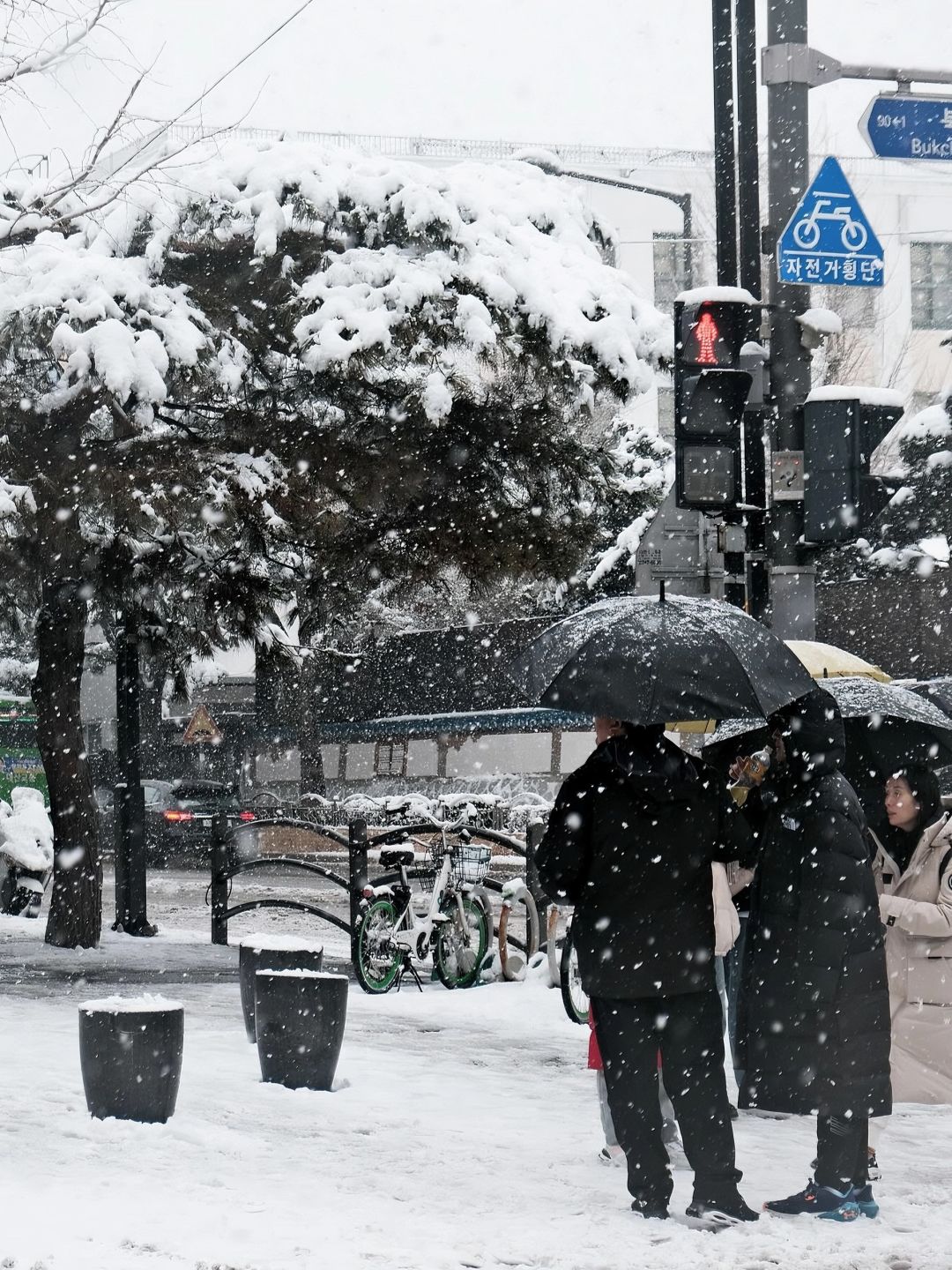 Seoul-It's snowing Seoul right now. Explore Bukchon Hanok Village just like in Korean dramas