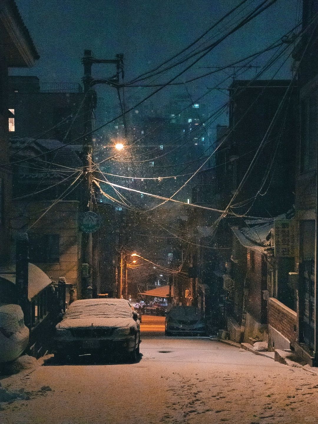 Seoul-It's snowing Seoul right now. Explore Bukchon Hanok Village just like in Korean dramas