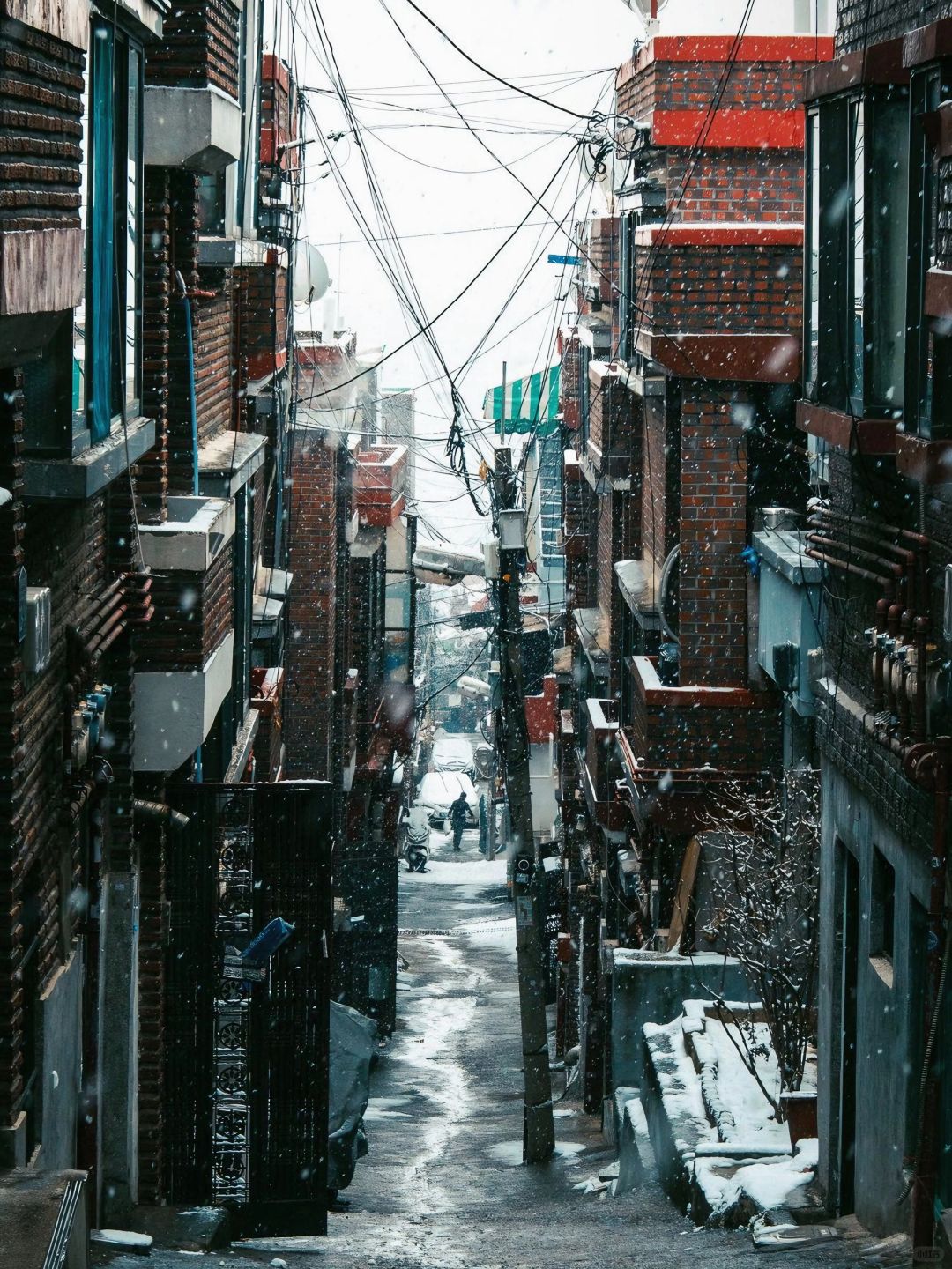 Seoul-It's snowing Seoul right now. Explore Bukchon Hanok Village just like in Korean dramas