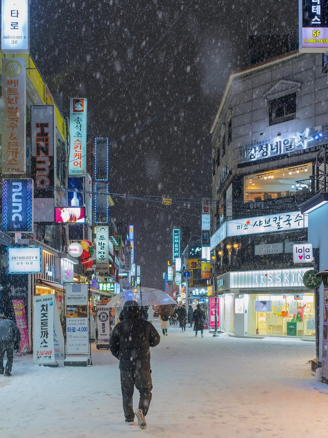 Seoul-It's snowing Seoul right now. Explore Bukchon Hanok Village just like in Korean dramas