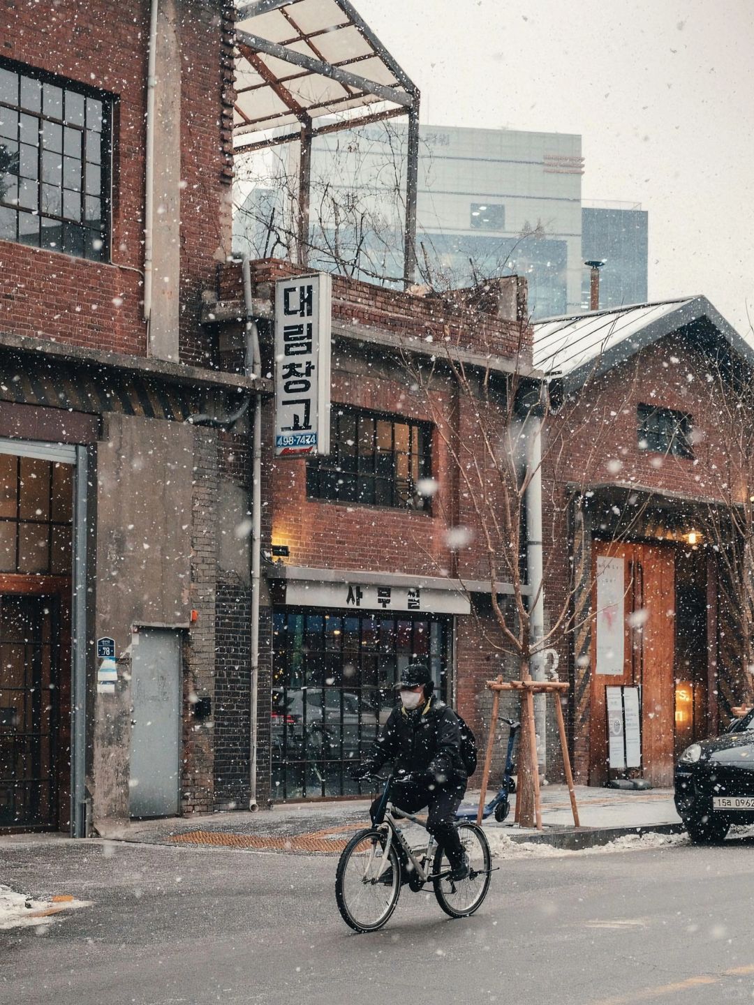 Seoul-It's snowing Seoul right now. Explore Bukchon Hanok Village just like in Korean dramas