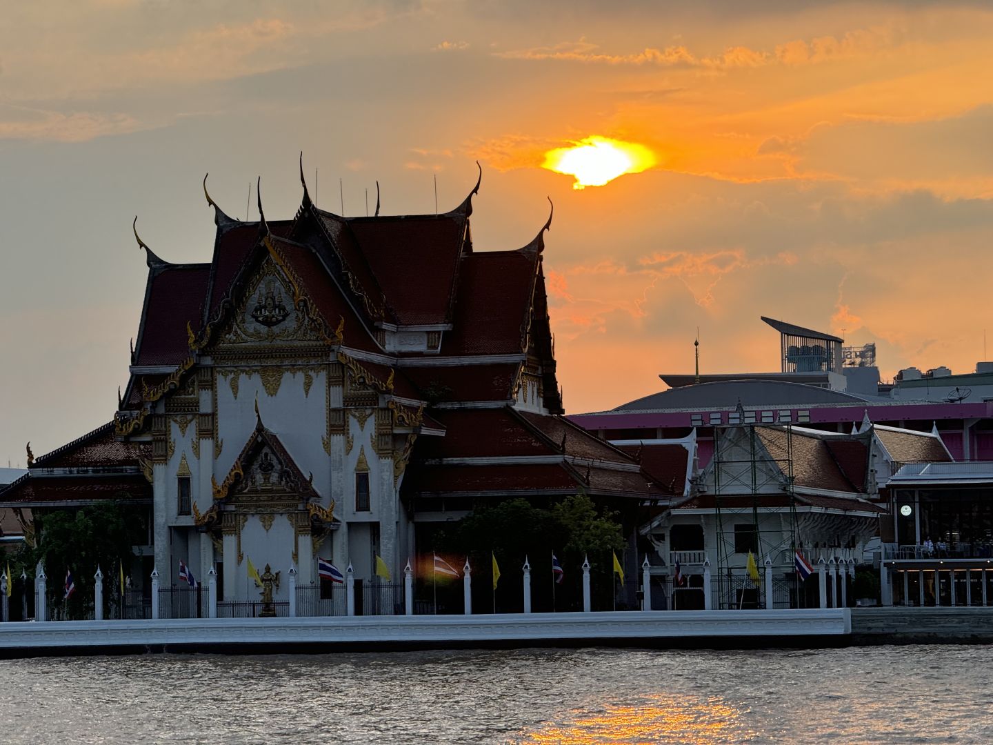 Bangkok-Bangkok Hotel Shopping Attractions Guide, Experience the Chao Phraya River at Night