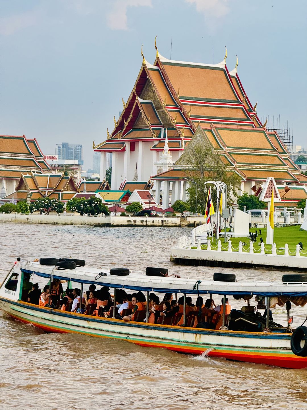 Bangkok-Bangkok Hotel Shopping Attractions Guide, Experience the Chao Phraya River at Night