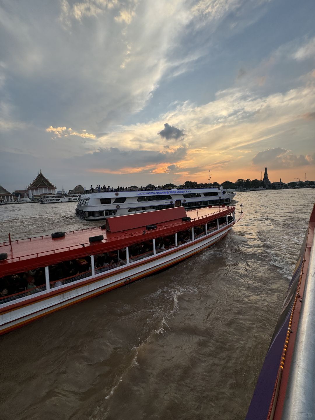 Bangkok-Bangkok Hotel Shopping Attractions Guide, Experience the Chao Phraya River at Night