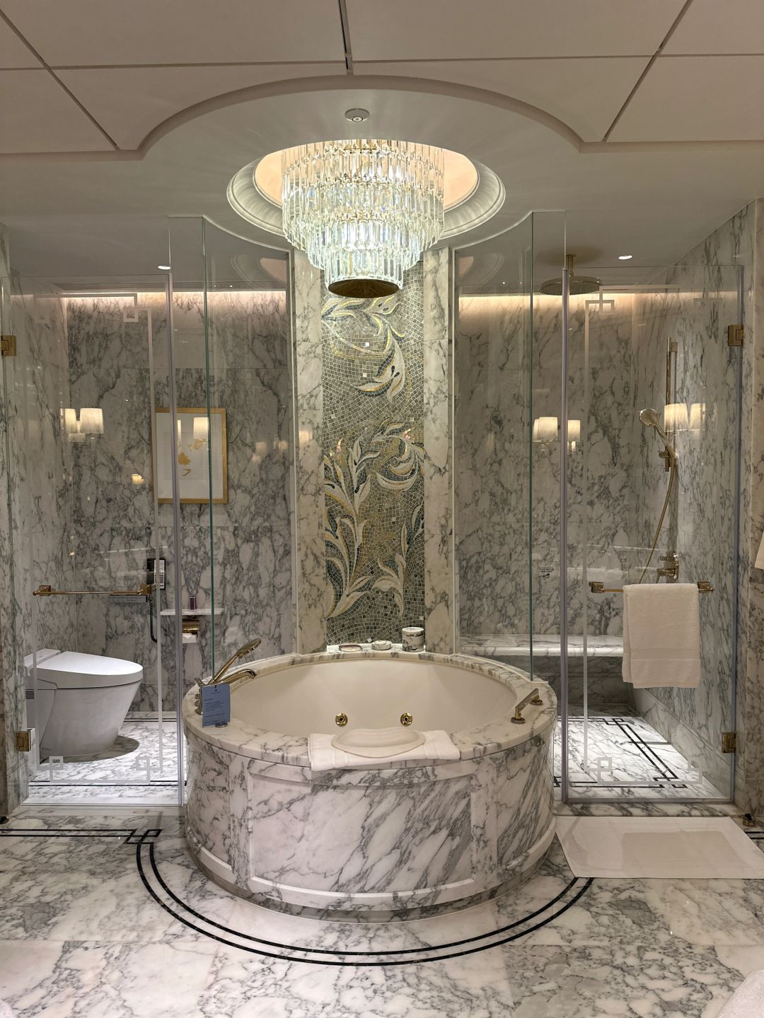 Macao-Macau Ritz-Carlton Suite Review, 🏨Large room with round bathtub and dressing room