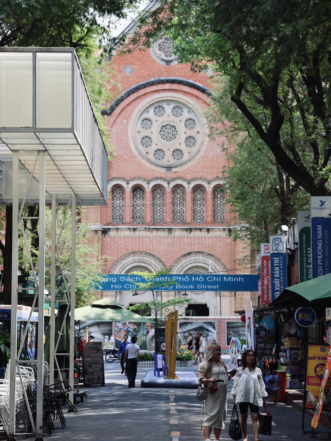 Ho Chi Minh-A boy backpacks travel to Vietnam for the holidays, a two-day tour guide to Ho Chi Minh