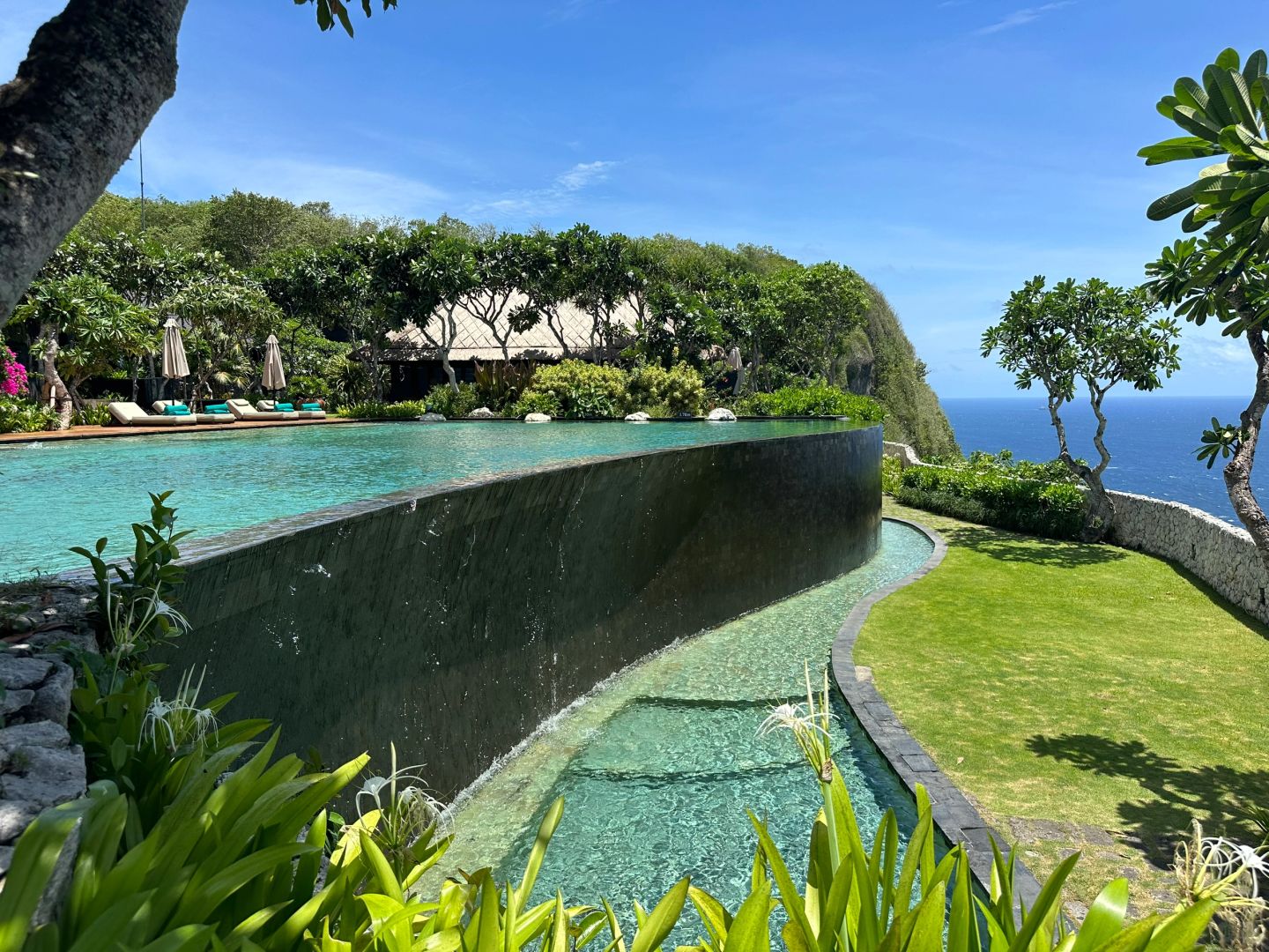 Bali-Bulgari Hotel Bali, the perfect fusion of villa room environment, cliff cableway and nature