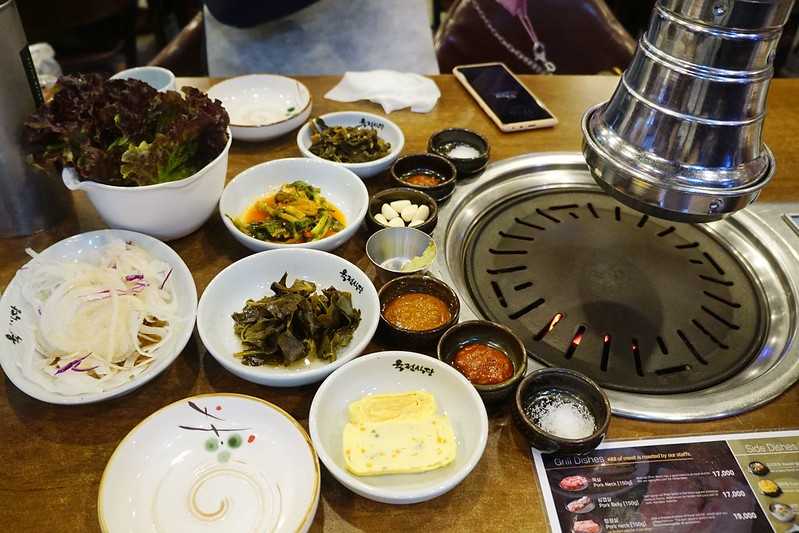 Seoul-Seoul Gangnam Food—Yakdian Restaurant No. 4, the waiter helps with the barbecue