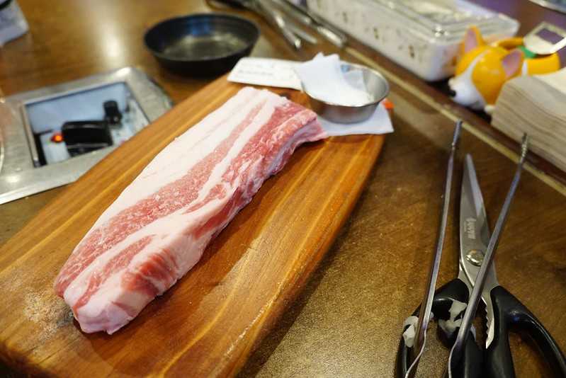 Seoul-Seoul Gangnam Food—Yakdian Restaurant No. 4, the waiter helps with the barbecue