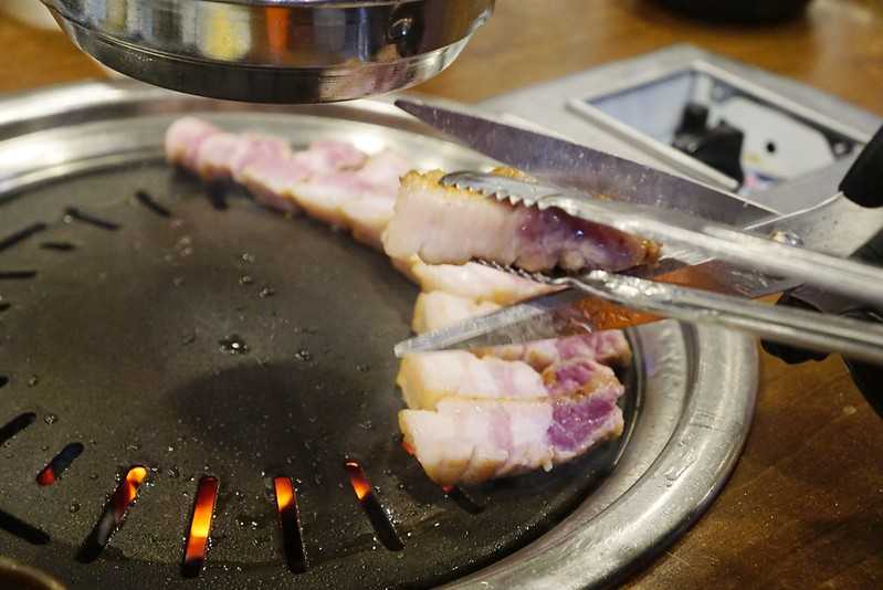 Seoul-Seoul Gangnam Food—Yakdian Restaurant No. 4, the waiter helps with the barbecue