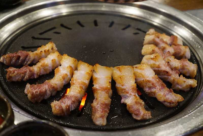 Seoul-Seoul Gangnam Food—Yakdian Restaurant No. 4, the waiter helps with the barbecue