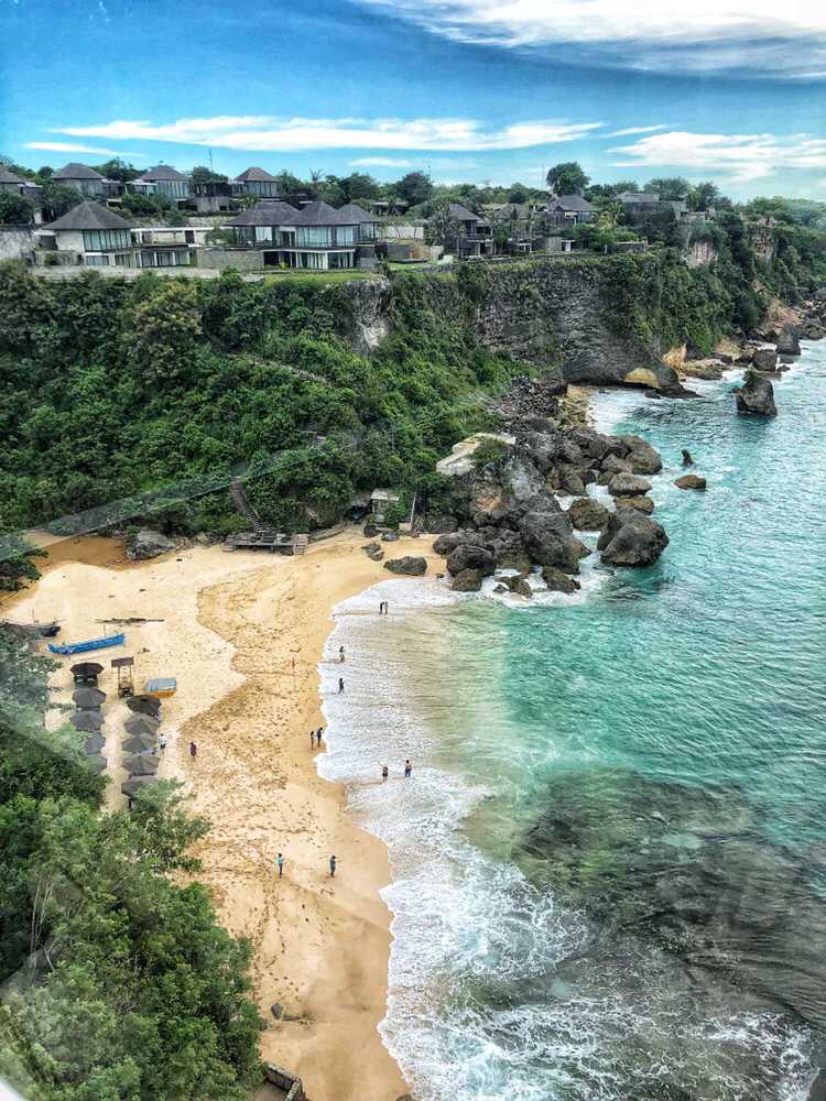 Bali-Ayana Kubu Beach in Bali is full of moss, kelp and crabs, full of the breath of nature