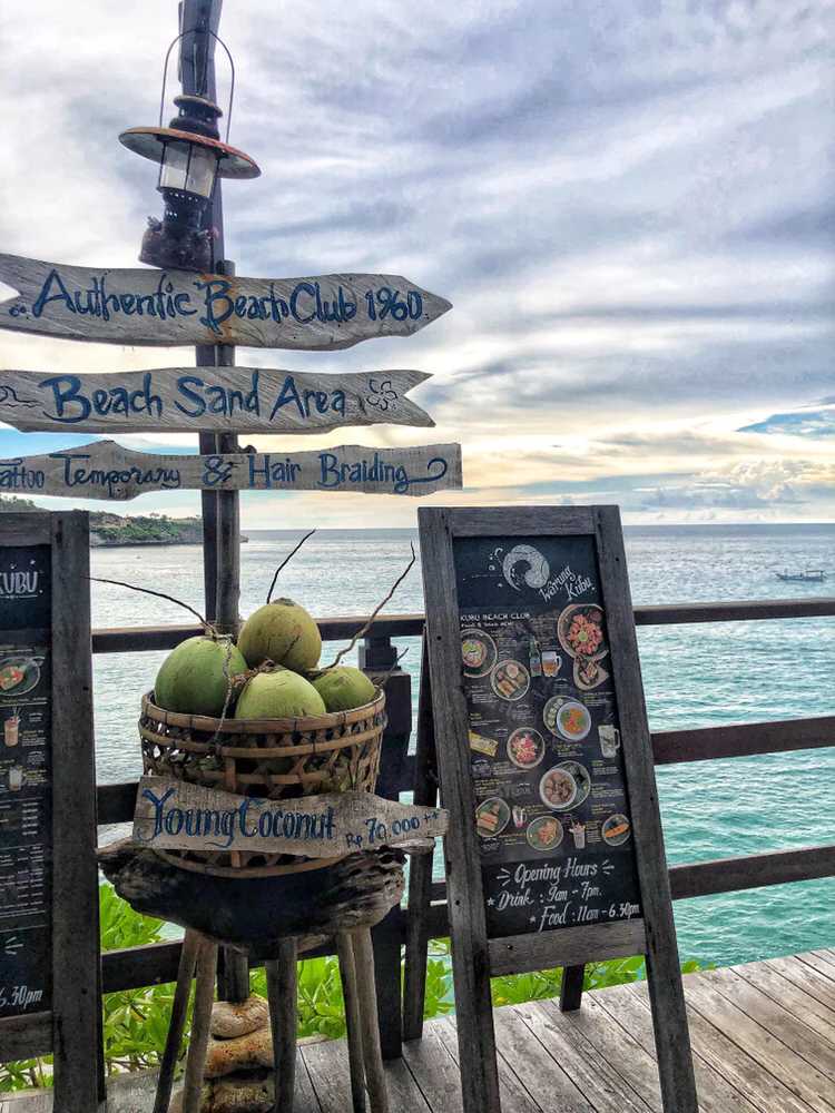 Bali-Ayana Kubu Beach in Bali is full of moss, kelp and crabs, full of the breath of nature