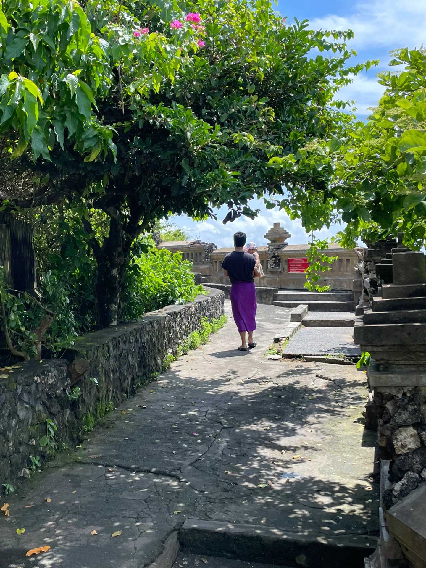 Bali-Bali Lover's Cliff, buy a ticket to Uluwatu temple, you can only see it after entering