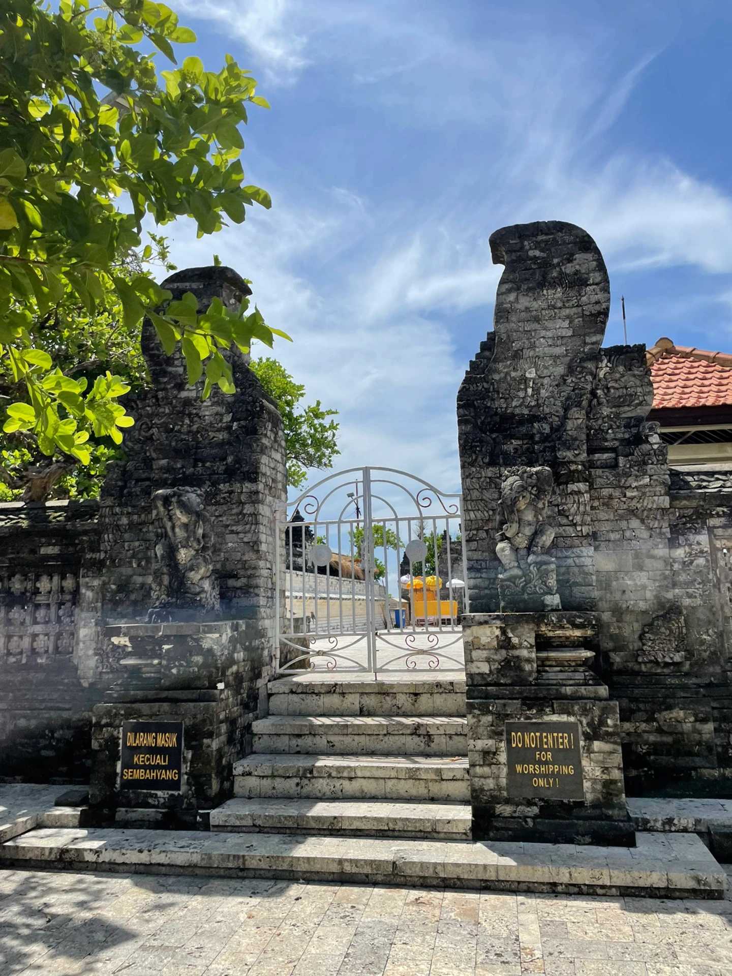 Bali-Bali Lover's Cliff, buy a ticket to Uluwatu temple, you can only see it after entering