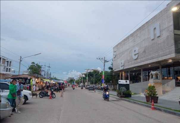 Hua Hin-SeenSpace Hua Hin Beach Literary Youth Plaza with shopping malls, restaurants and hotels