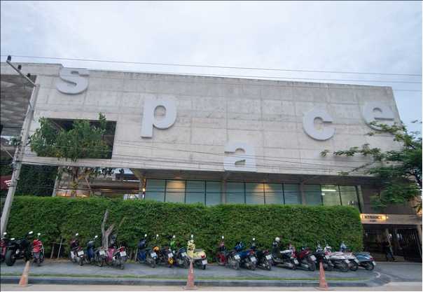 Hua Hin-SeenSpace Hua Hin Beach Literary Youth Plaza with shopping malls, restaurants and hotels