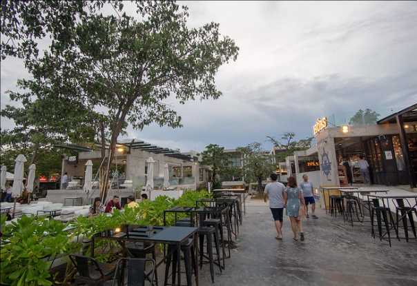 Hua Hin-SeenSpace Hua Hin Beach Literary Youth Plaza with shopping malls, restaurants and hotels