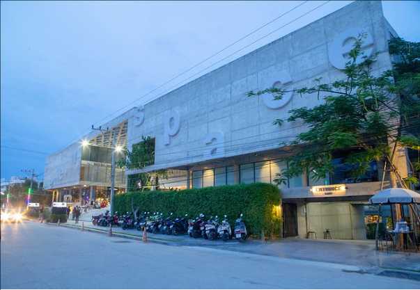 Hua Hin-SeenSpace Hua Hin Beach Literary Youth Plaza with shopping malls, restaurants and hotels