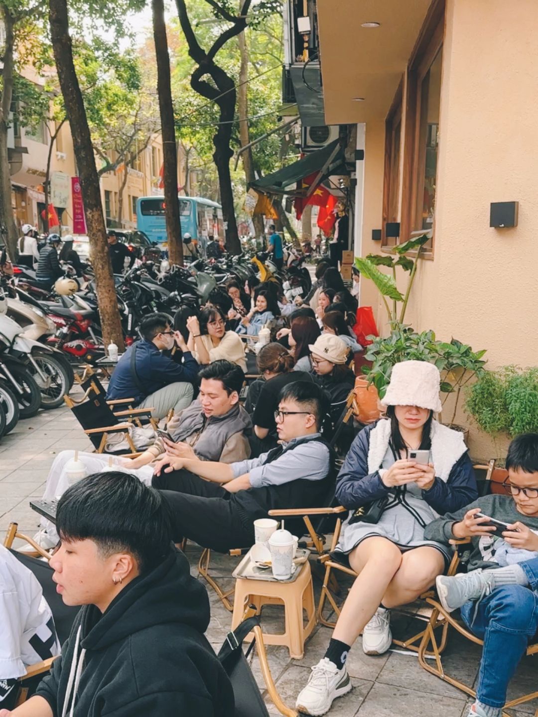 Hanoi-Backpacking in Hanoi, 😭open-air cafes, noisy motorbikes and chaotic traffic