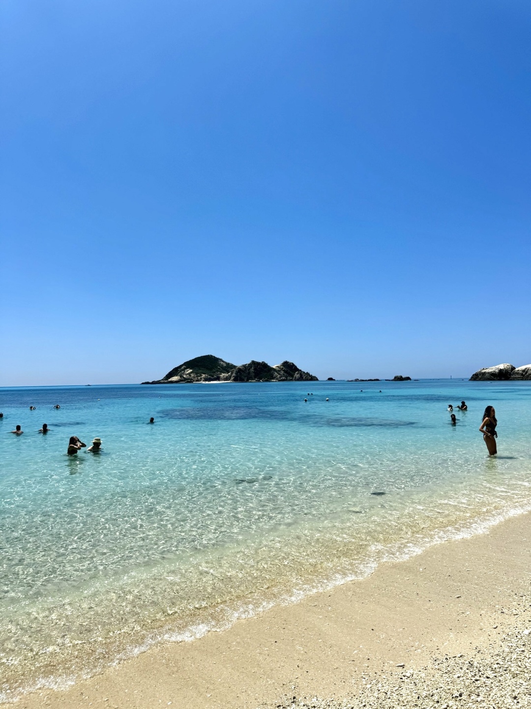 Okinawa-Travel guide to Tokashiki Island in Okinawa, Japan. Sunshine, beach, sea and bikini girls