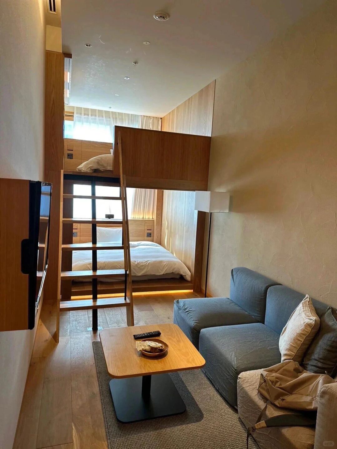 Tokyo-Tokyo Muji Ginza Hotel, the front desk, corridors and rooms are all in log style