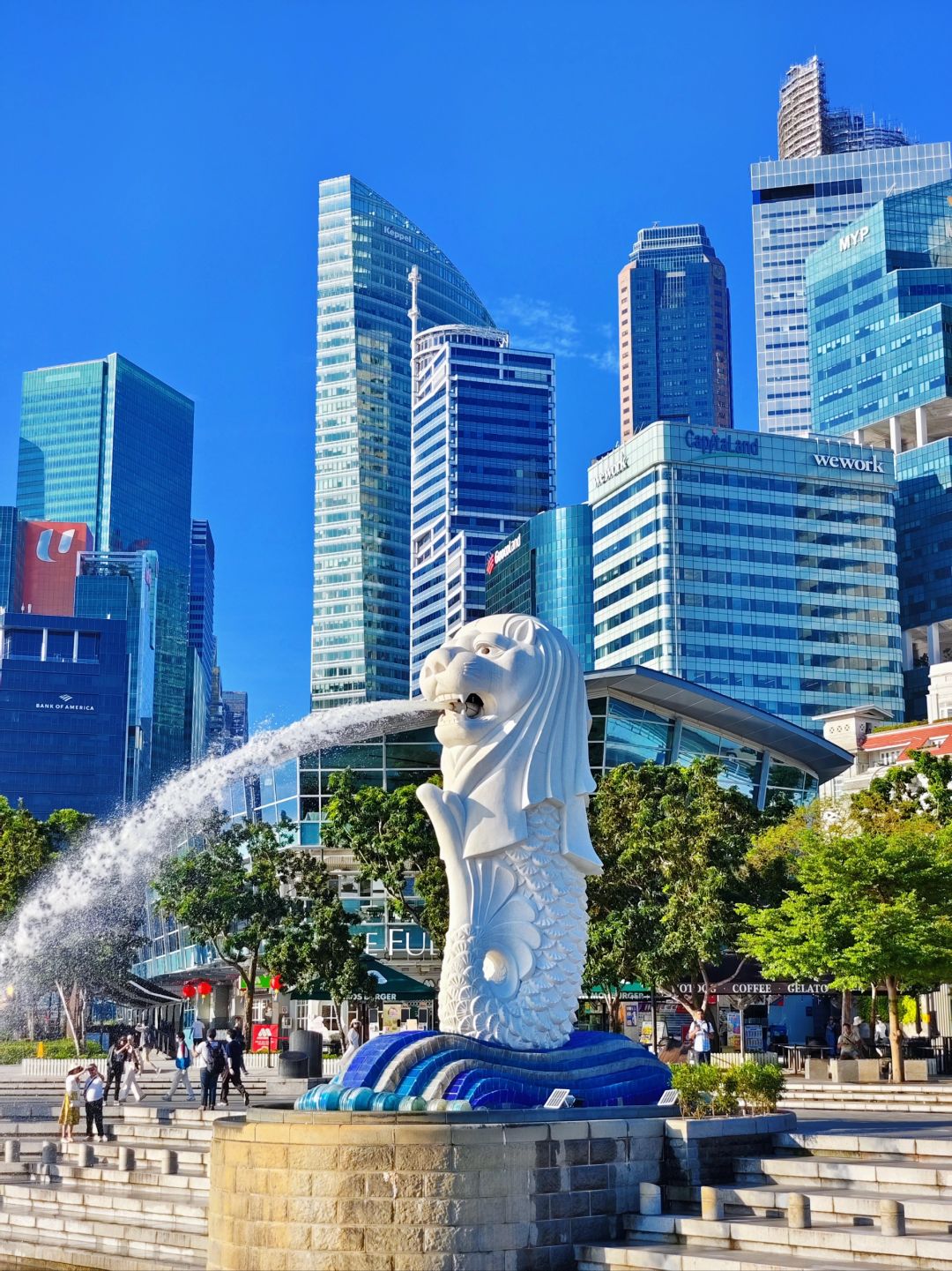 Singapore-The smallest park in Singapore, with the Merlion and Marina Bay lit up at night