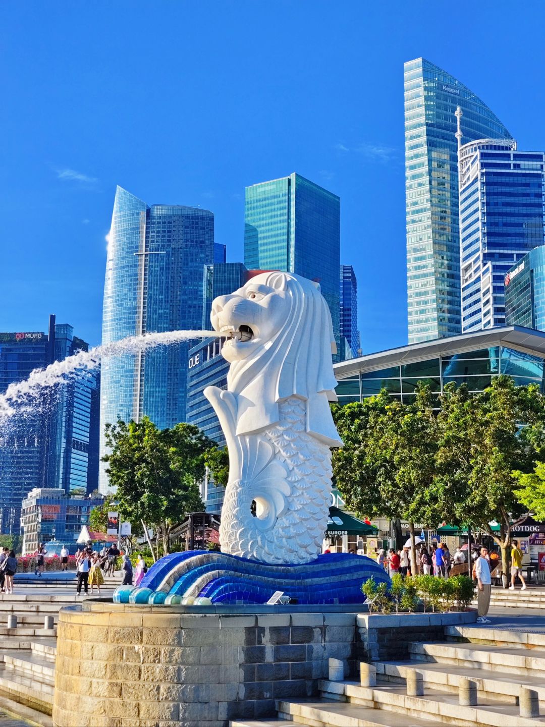 Singapore-The smallest park in Singapore, with the Merlion and Marina Bay lit up at night