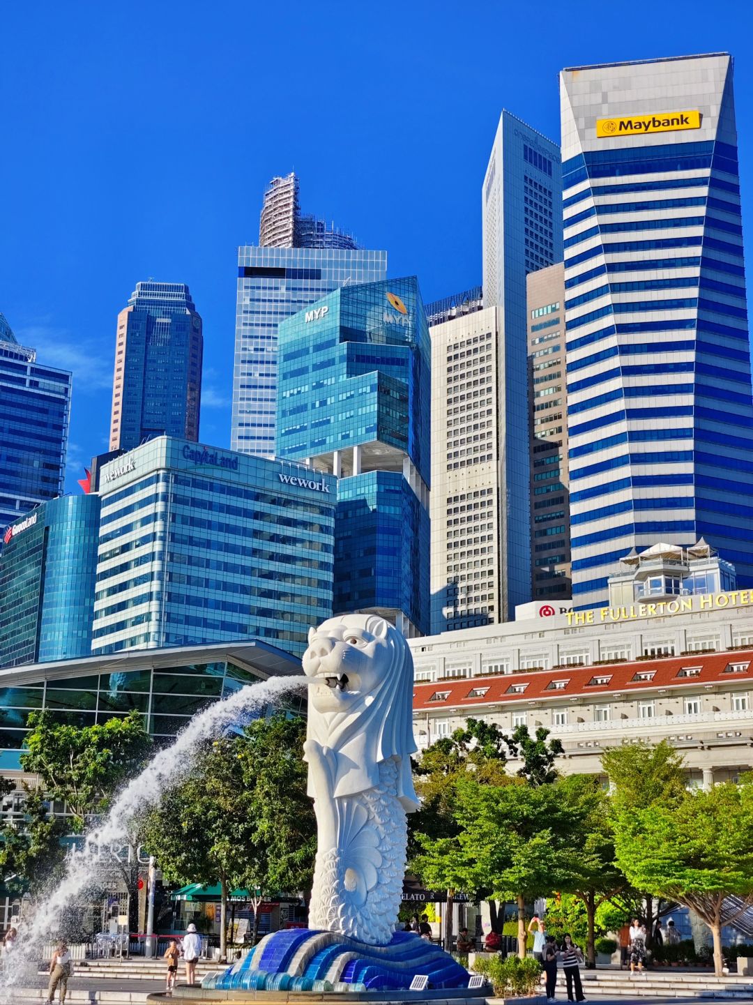 Singapore-The smallest park in Singapore, with the Merlion and Marina Bay lit up at night