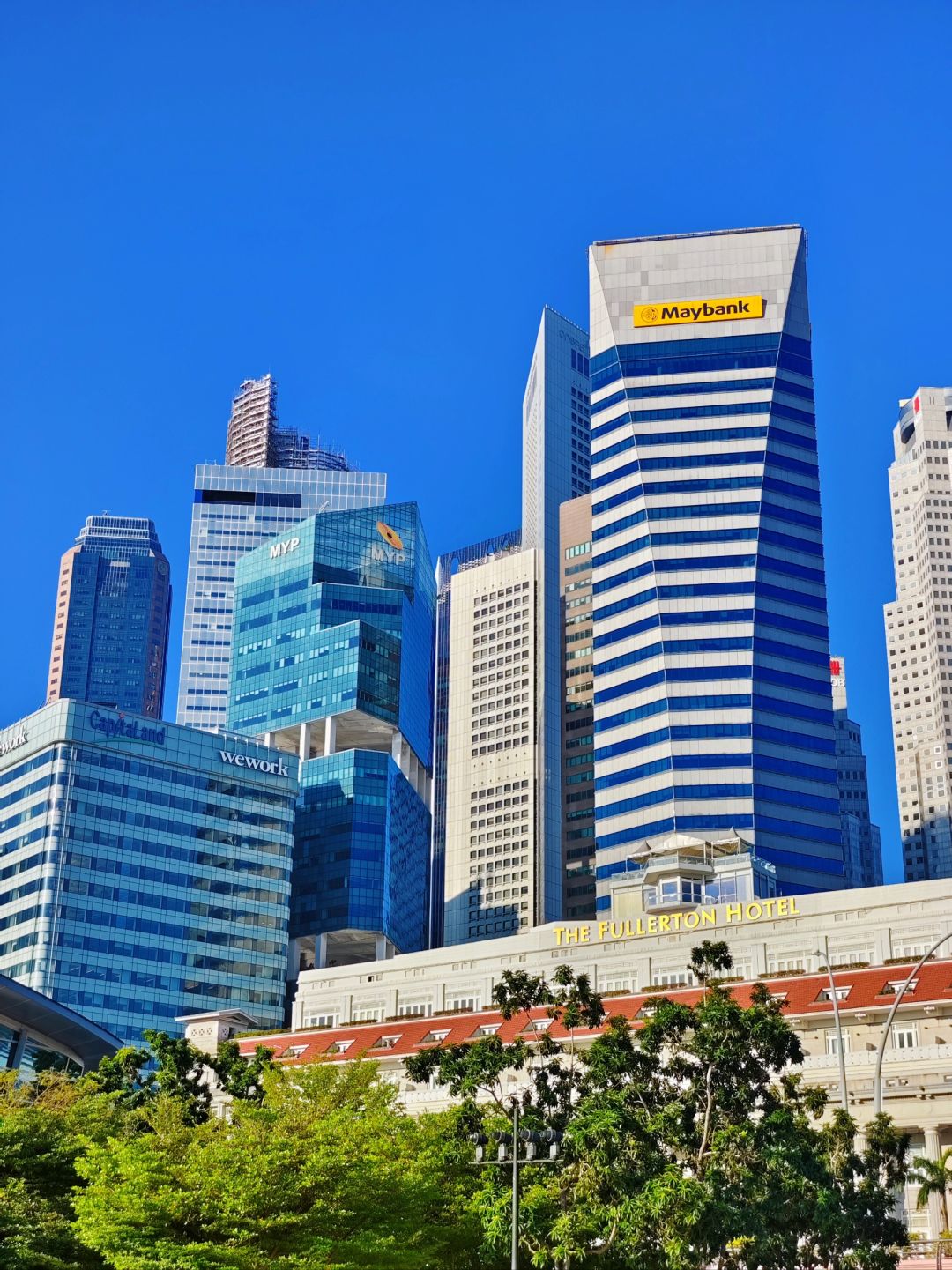 Singapore-The smallest park in Singapore, with the Merlion and Marina Bay lit up at night