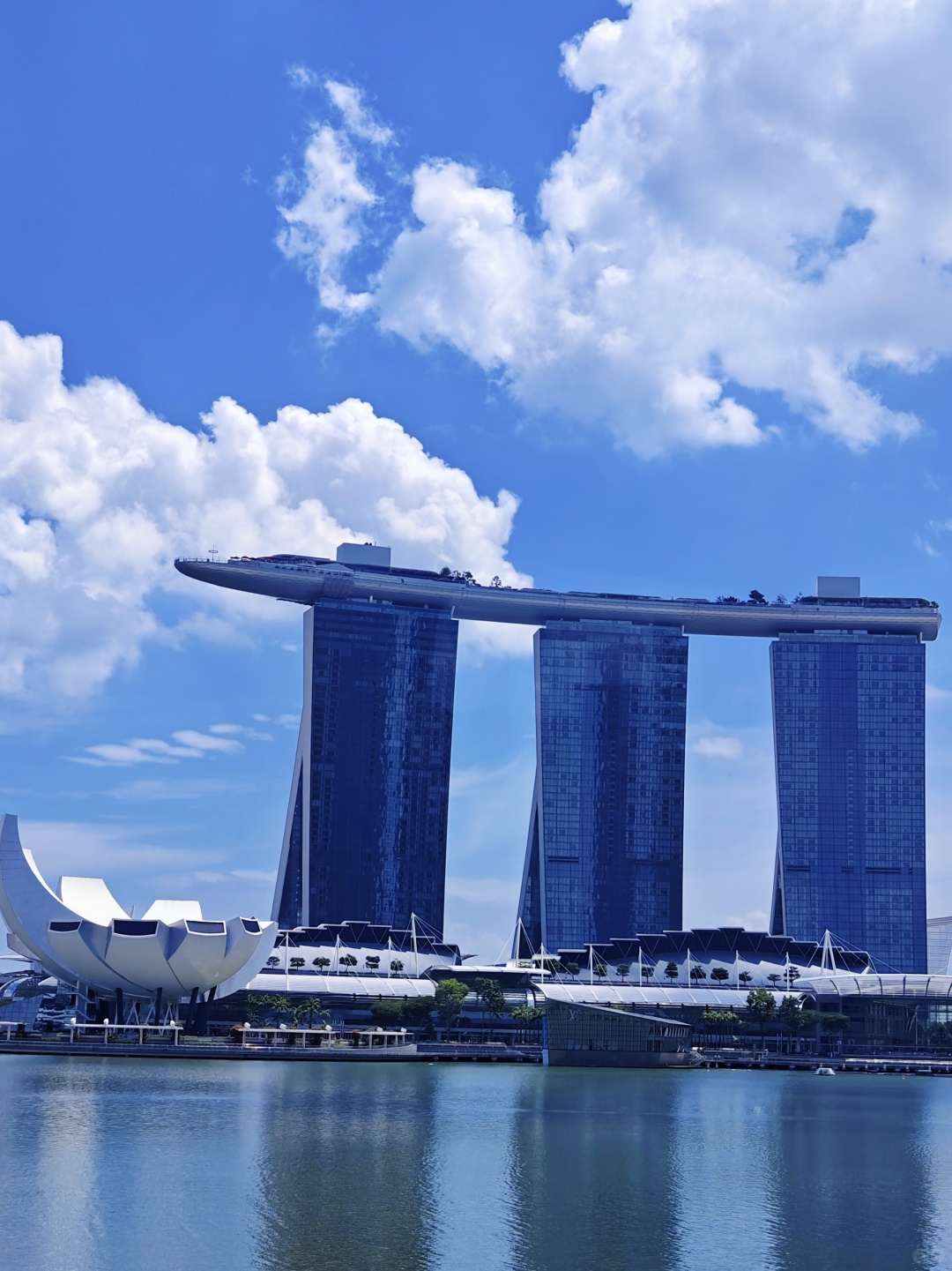 Singapore-The smallest park in Singapore, with the Merlion and Marina Bay lit up at night