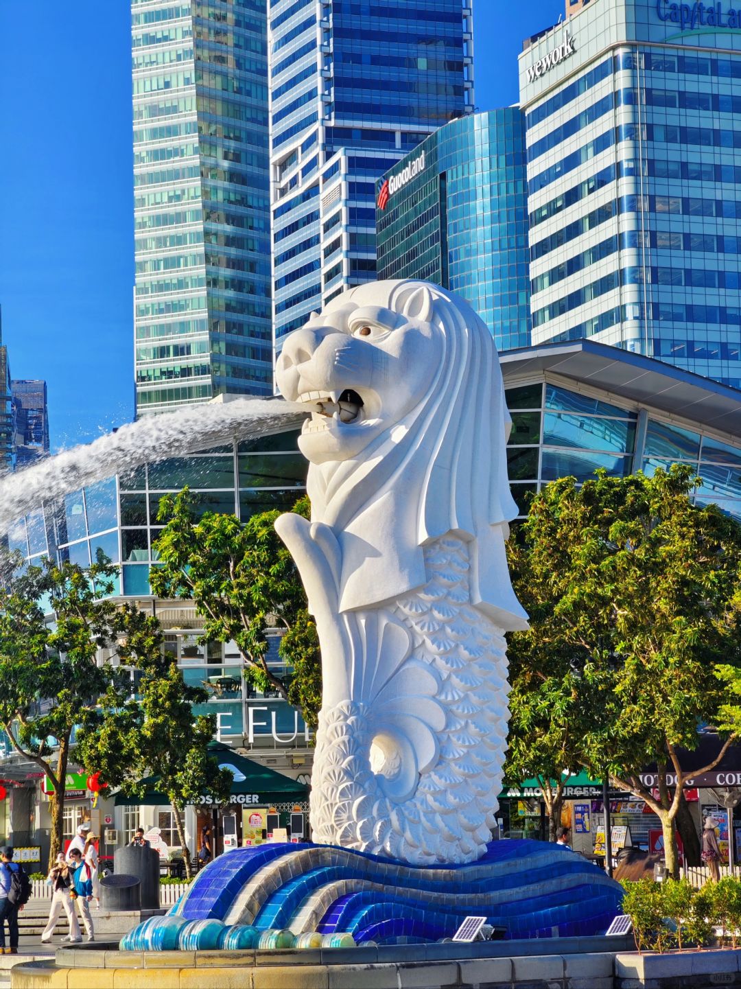 Singapore-The smallest park in Singapore, with the Merlion and Marina Bay lit up at night