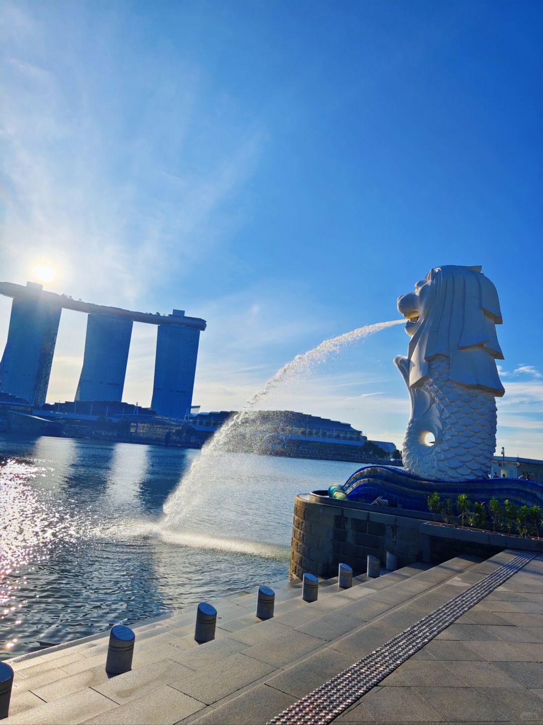 Singapore-The smallest park in Singapore, with the Merlion and Marina Bay lit up at night