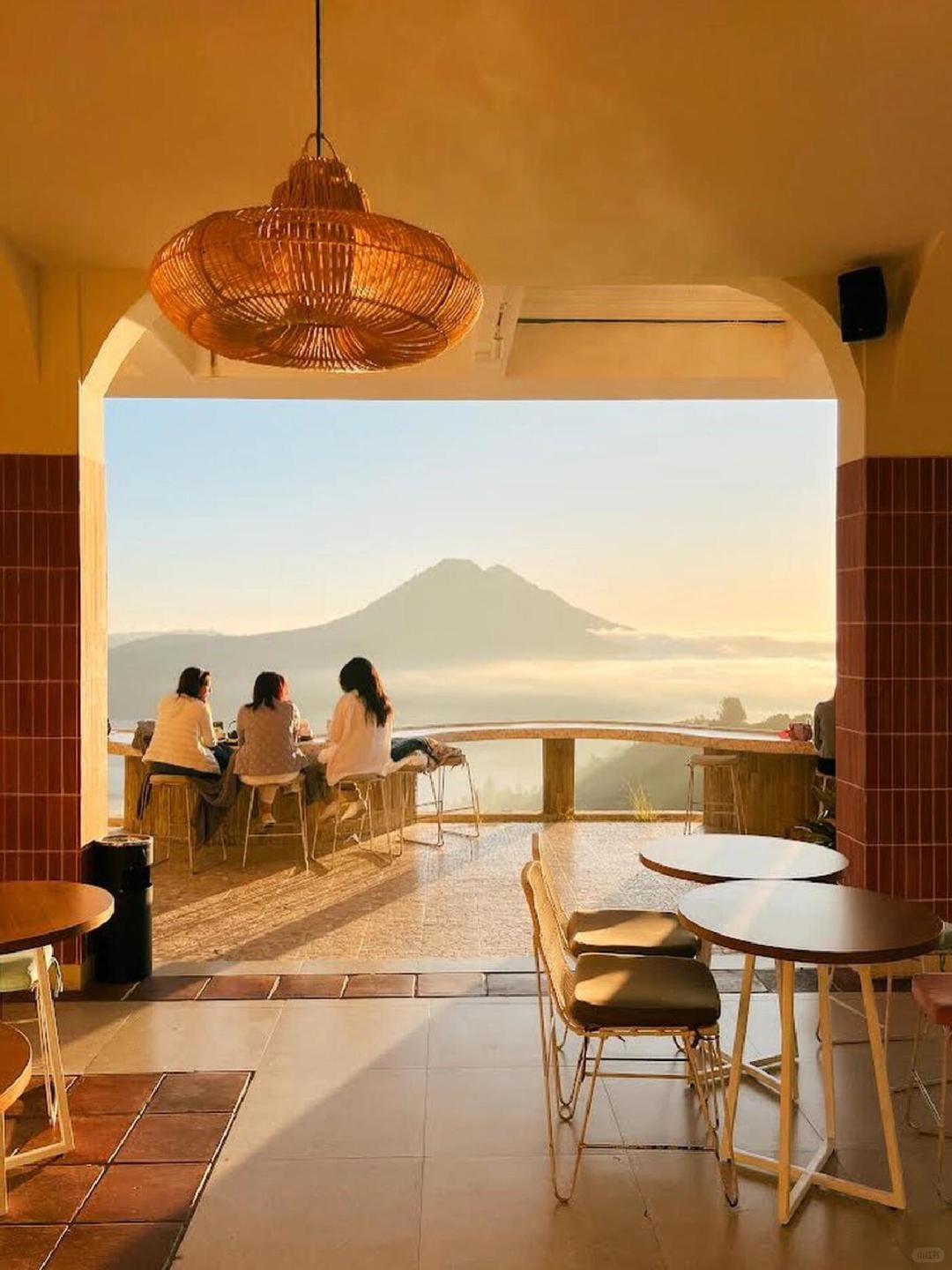 Bali-The 5 Most Beautiful Volcanic Landscape Caf é s in Bali, Enjoy the Scenery and Taste the Cuisine