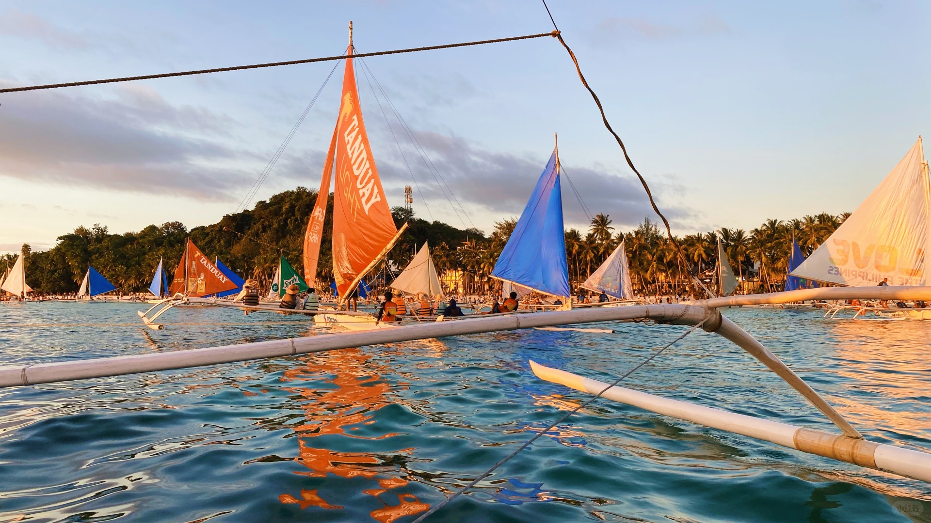 Boracay-Boracay Willy's Rock, Bulabog Beach, Crystal Cove island, Puka Shell Beach travel guide