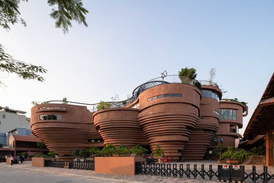 Hanoi-Bat Trang Ceramic Community in Vietnam Designed by Architects to Display Artisans' Works and Retell the Village's History