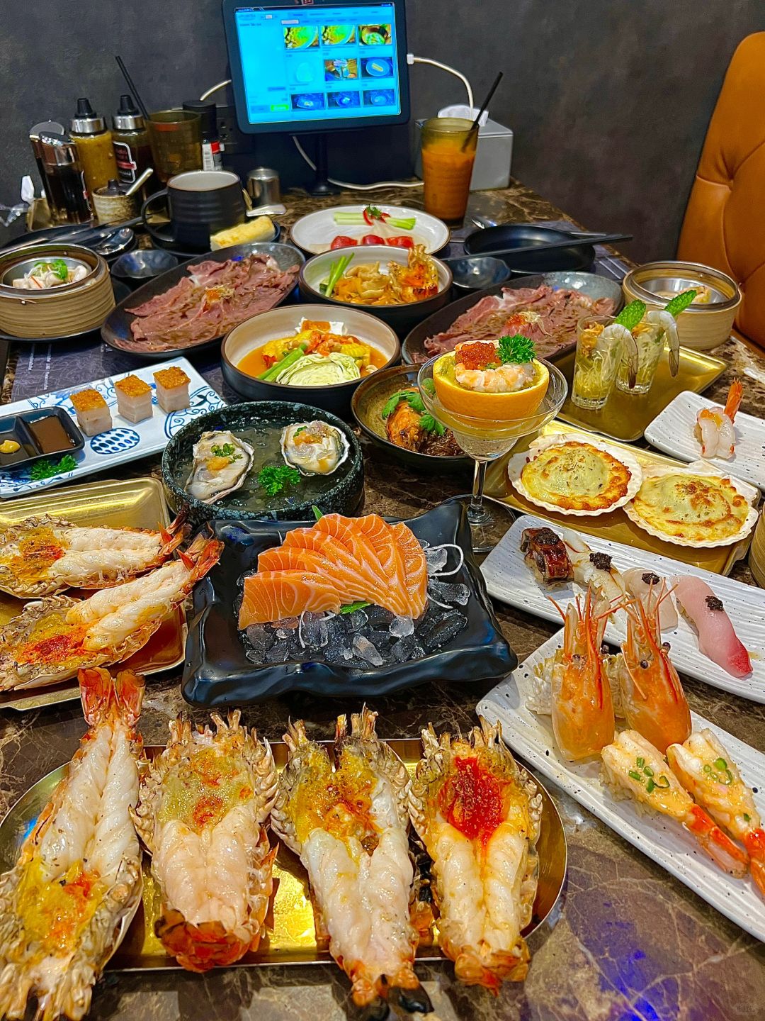 Bangkok-Wisdom International Buffet♾️, a buffet of Chinese, Thai, Japanese and Western food