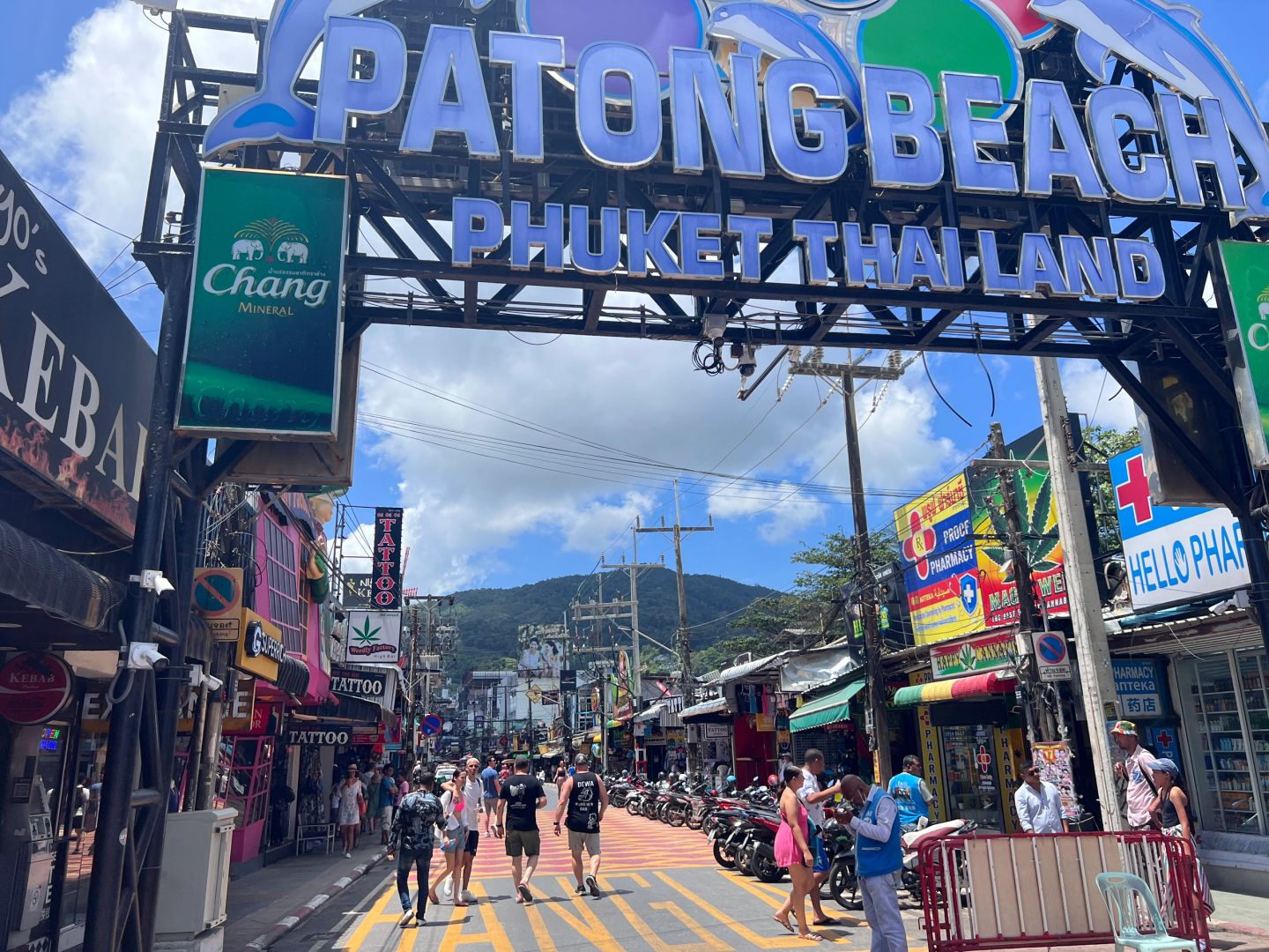 Phuket-Patong Beach Bar Street Nightlife, dance with sexy girls and watch high-end striptease shows