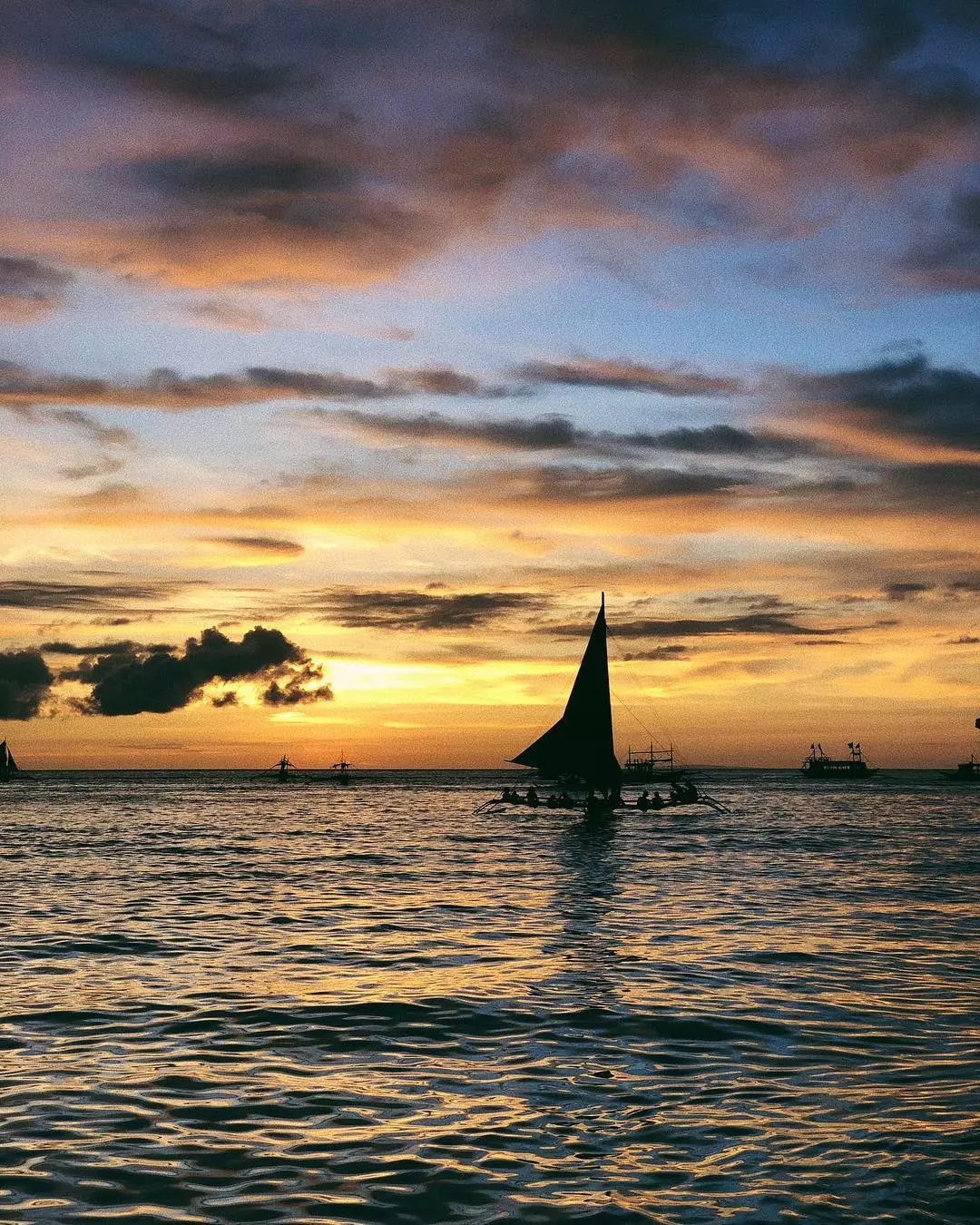 Boracay-Boracay, lying on the beach, drinking wine, blowing the sea breeze and looking at the moon